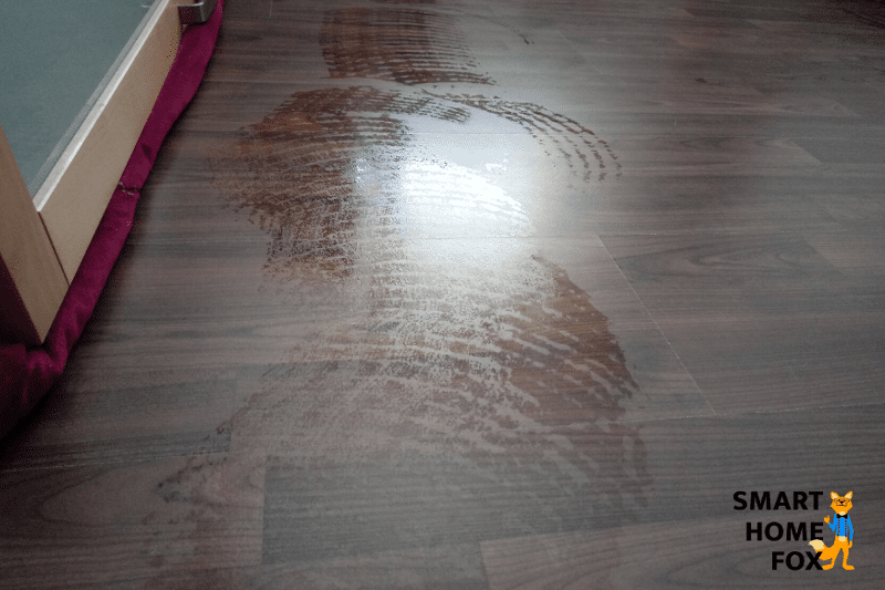 OZMO T8 AIVI simulates a real mopping motion by hand with its vibrating wiping plate